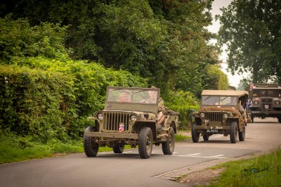 Legerauto's op de Boskwei in Sumar - foto 3